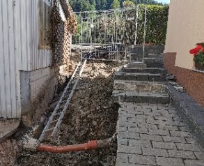 Izkop med temelji in pod stopniščem, križanje - 9.7.2020