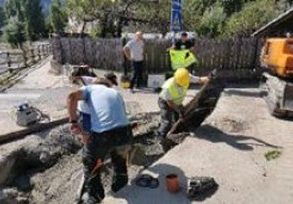 Izvajanje obbetoniranja tlačnega voda na severni strani pred mostom, 6.9.2021